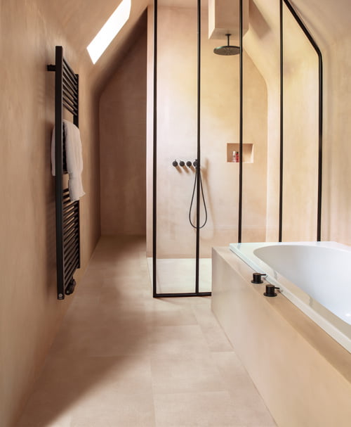 バスルームにピッタリなQuick-Stepビニル製床材と高級ビニルタイル